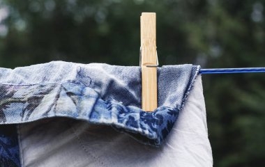 Çamaşır ipindeki kot pantolonun ayrıntılı görünümü