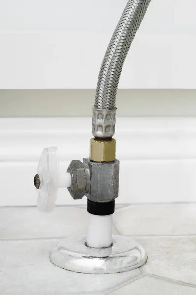 Su vanasını ve banyo zeminindeki tedarik hattını kapatmış.