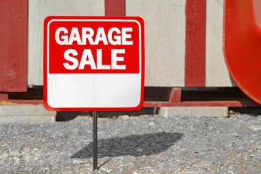 Güneşli bir günde garaj satışı tabelası