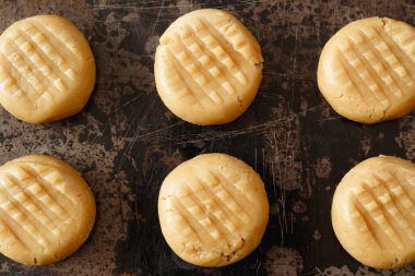 Kırsal bir tepside ya da tepside fıstık ezmeli kurabiye hamuru