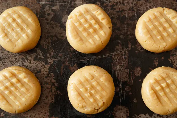 Kırsal bir tepside ya da tepside fıstık ezmeli kurabiye hamuru