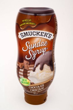 Pleasant Valley, Kanada - 31 Aralık 2024: Bir şişe Smucker çikolatalı şurubu. The J.M. Smucker Company, Amerikan gıda ve içecek üreticisi..