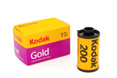 Pleasant Valley, Kanada - 24 Ocak 2025: Roll of Kodak Gold 35 mm Film. Eastman Kodak Şirketi çeşitli filmler ve ilgili ürünler üretiyor..