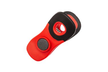 Beyaz üzerine mıknatıs izole edilmiş kırmızı plastik klemp