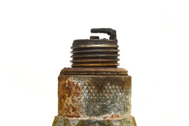 Eski ve kirli bir bujinin karbon karışımlı yakın plan çekimi.