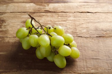 Köy ağacında taze üzümler.