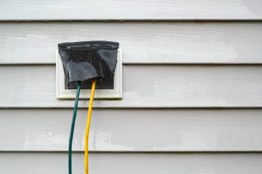 Ev yapımı su geçirmez kapağı olan nemli dış elektrik prizi.