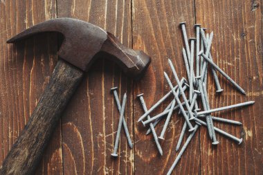 Pençe çekici ve taşra tahtasında galvanize çiviler.