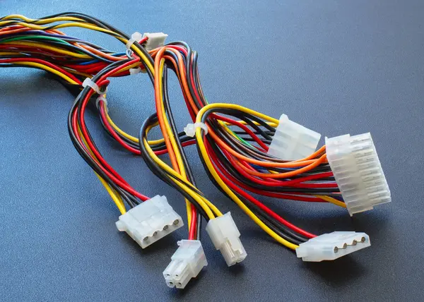 Çalışma tezgahına dizilmiş bilgisayar kabloları