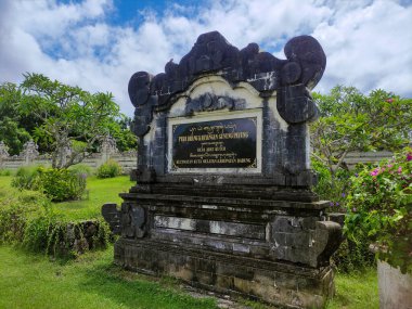 Gunung Payung Tapınağının isim plakası. Hindu ibadethanesi. Çimenli, yemyeşil bahçe.