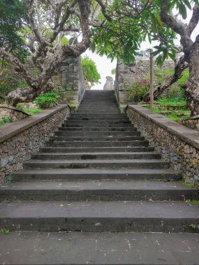 Balina tapınağı Pura Uluwatu, Bali, Endonezya 'nın merdivenleri. Taş merdiven arkaplanı.
