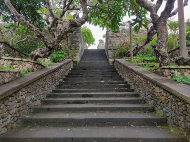 Balina tapınağı Pura Uluwatu, Bali, Endonezya 'nın merdivenleri. Taş merdiven arkaplanı.