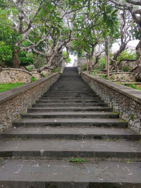 Balina tapınağı Pura Uluwatu, Bali, Endonezya 'nın merdivenleri. Taş merdiven arkaplanı.
