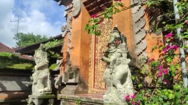 Tipik Balili mimarisi önünde iki heykel ile donatılmıştır..