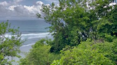 Batu Pageh Tapınağı, Badung Regency, Bali, Endonezya plajı manzaralı. Sahilde güzel dalgalar.