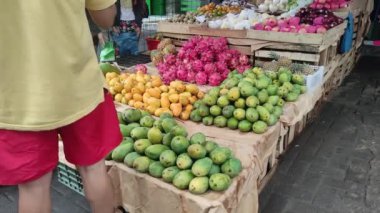 Mango pazarındaki alıcılar. Piyasada bir sürü meyve var. Meyve ve sebze.