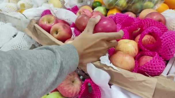 Összehasonlítva Másfajta Almával Egy Gyümölcspiacon Almával Kezében Sok Gyümölcs Piacon — Stock videók
