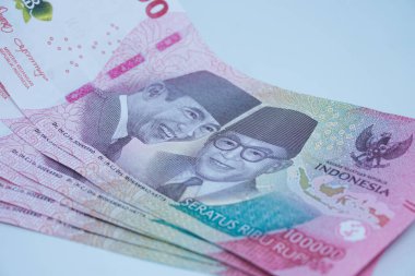 2022 'de izole edilmiş beyaz arka planda yayınlanan 100.000 Rupilik yeni banknotları kapatın. Endonezya Rupisi.