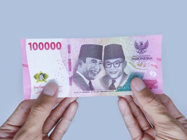 2022 'de izole edilmiş beyaz arka planda yayınlanan 100.000 Rupilik yeni banknotların portresi. Endonezya Rupisi.