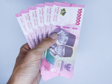 2022 'de izole edilmiş beyaz arka planda yayınlanan 100.000 Rupilik yeni banknotların portresi. Endonezya Rupisi.