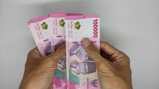 Contar Idr Indonesio 100 000 Billetes Emitidos 2022 Sobre Fondo — Vídeo de stock