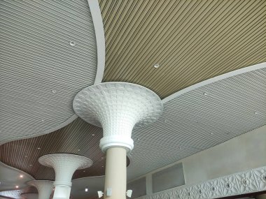 Yogyakarta Uluslararası Havalimanı 'nın sütunlarının ve çatısının mimarisi.