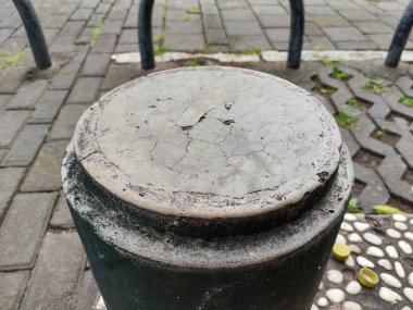 Parkın ortasındaki beton sınırda.