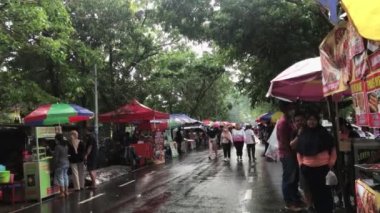 Denpasar, Bali, Endonezya - 16 Ekim 2022: Denpasar şehir merkezinde Arabasız Gün. İnsanların motorlu araçlara binmesine izin verilmiyor. Sokak satıcıları bu CFD 'yi canlandırıyor..