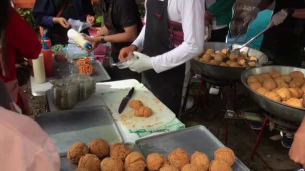 Buyers Buy Fried Bread Car Free Day Buyers Very Busy — Stockvideo