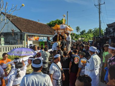 Bali, Endonezya - 19 Mayıs 2023: Tabanan 'da Balili yakma töreni (Ngaben). İnsanlar tahta bir wadah (tapınak benzeri bir yapı, üzerinde tabut) taşırlar mezarlara.
