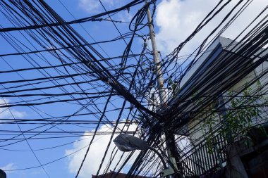 Kablo ve kablo karışıklığı Legian, Kuta 'nın her caddesindeki kablo ve kabloların kaosu..