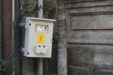 PT Perusahaan Listrik Negara 'ya (PLN) ait açık hava elektrik paneli kutusu. PLN, Endonezya 'ya ait bir kamu kuruluşudur..