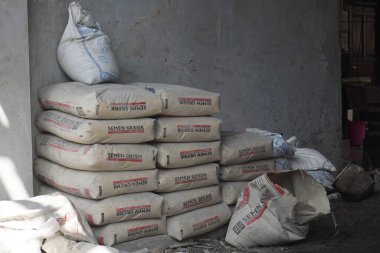 Bali, Endonezya - 14 Mayıs 2023: Çimento Çuvalları, inşaat projeleri için istiflenmiş.