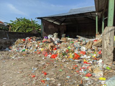 Bali, Endonezya - 19 Mayıs 2023: Çöp bidonları veya çöplükler, birikmiş konut atıklarını sıralayan çöpçüler.