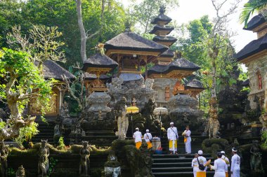 Bali, Endonezya - 19 Mayıs 2023: Ubud, Bali 'deki Gunung Lebah Hindu Tapınağı. Hindular dini törenler düzenlerler..