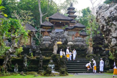 Bali, Endonezya - 19 Mayıs 2023: Ubud, Bali 'deki Gunung Lebah Hindu Tapınağı. Hindular dini törenler düzenlerler..