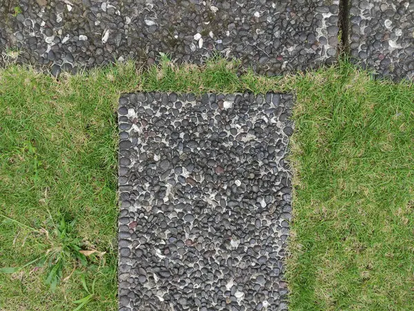Tekstura Małych Kamiennych Gruzów Zielonej Trawy Ozdoba Stoczni — Zdjęcie stockowe
