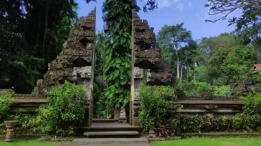 Gianyar Bali 'deki Gunung Lebah tapınağının kapısı. Tipik Balili mimarisi.