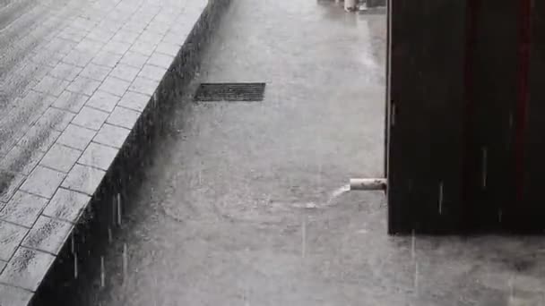 二楼瓷砖上的雨水 天台排水渠 — 图库视频影像