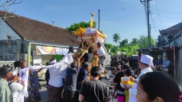 2023年5月19日インドネシア タバナンでバリ火葬式が行われる 墓所に木製の和銅 寺院のような構造 棺の上 を運ぶ人々 — ストック動画