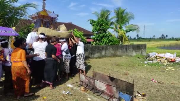 2023年5月19日インドネシア タバナンでバリ火葬式が行われる 墓所に木製の和銅 寺院のような構造 棺の上 を運ぶ人々 — ストック動画