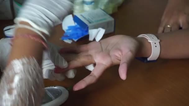 인도네시아 2023 간호사가 환자의 건강을 확인하기 샘플을 — 비디오