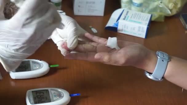 インドネシア 2023年5月19日 診療所で無料健康診断 看護師は患者の健康をチェックするために血液サンプルを取ります — ストック動画