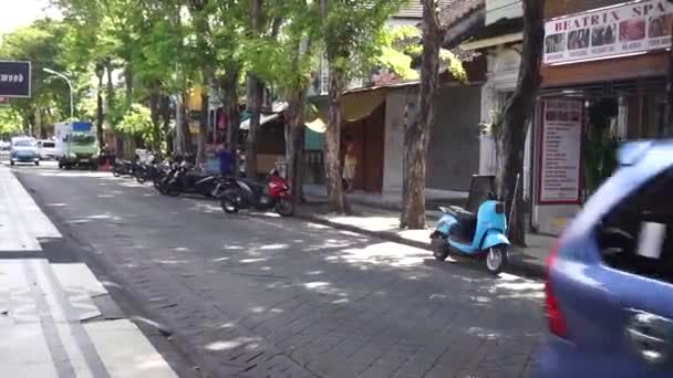 Бали Индонезия Мая 2023 Года Такси Курсирующие Пустынной Улице Легиан — стоковое видео