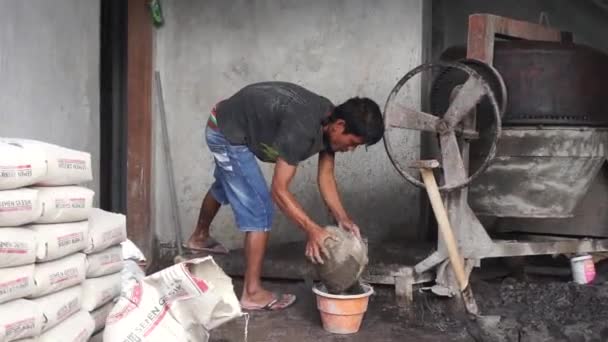 Bali Indonesien Mai 2023 Indonesische Bauarbeiter Stellen Zement Her Der — Stockvideo