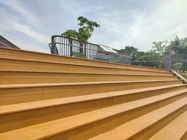 Jakarta, Endonezya - Ekim 2022: Brigif nehir taşkın odasındaki sahneye merdiven).