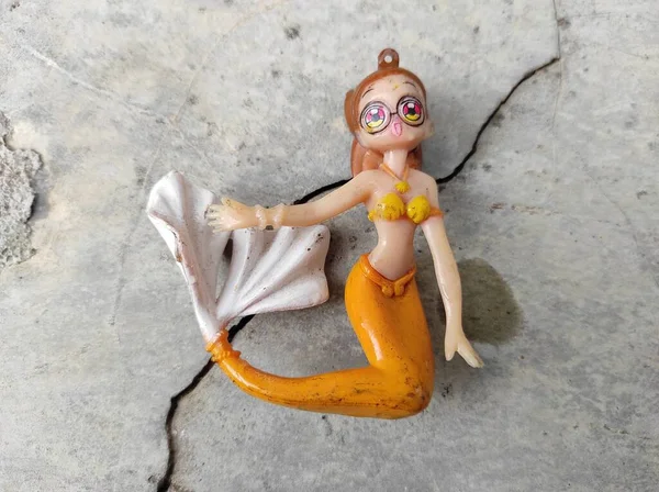 小さな人魚の人形は ユニークな背景を持つ美しいプラスチックで作られています — ストック写真