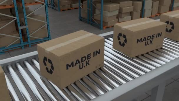 倉庫の背景に隔離されたコンベアベルトラインで英国製の段ボール箱 — ストック動画