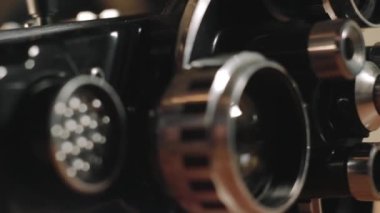 Masada eski siyah retro 8 mm film kamerası var.