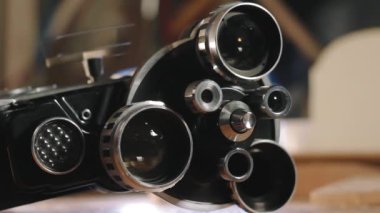 Masada üç lensli eski siyah retro 8 mm film kamerası. 